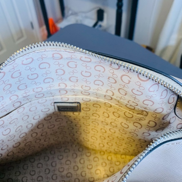 Guess purse - Picture 4 of 5